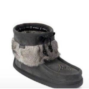 MANITOBA MUKLUKS- KEEWATIN HALF MUKLUK, charcoal, size 8